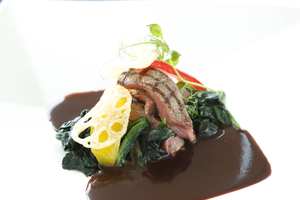 牛肉のグリル　蓮根チップを添えて