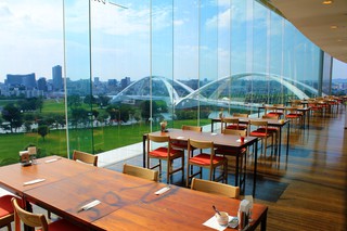 レストラン店内（リバーサイド）